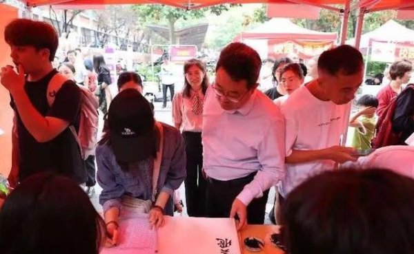 北京科汇配资 4000新生涌入校园，学校暖心服务惊艳家长，未来之星谁领风骚？